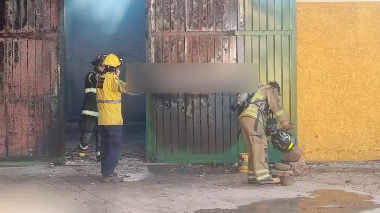 Incendio consume galpón de fábrica de espuma en Cotoca