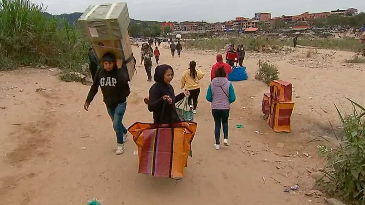 Argentinos cruzan a Bolivia por precios más bajos