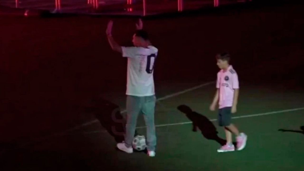 Thiago Messi le roba el show a su padre al lanzarle tremendo caño en plena presentación