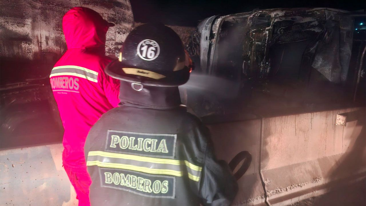 Incendio de cisterna moviliza a bomberos en Calamarca 