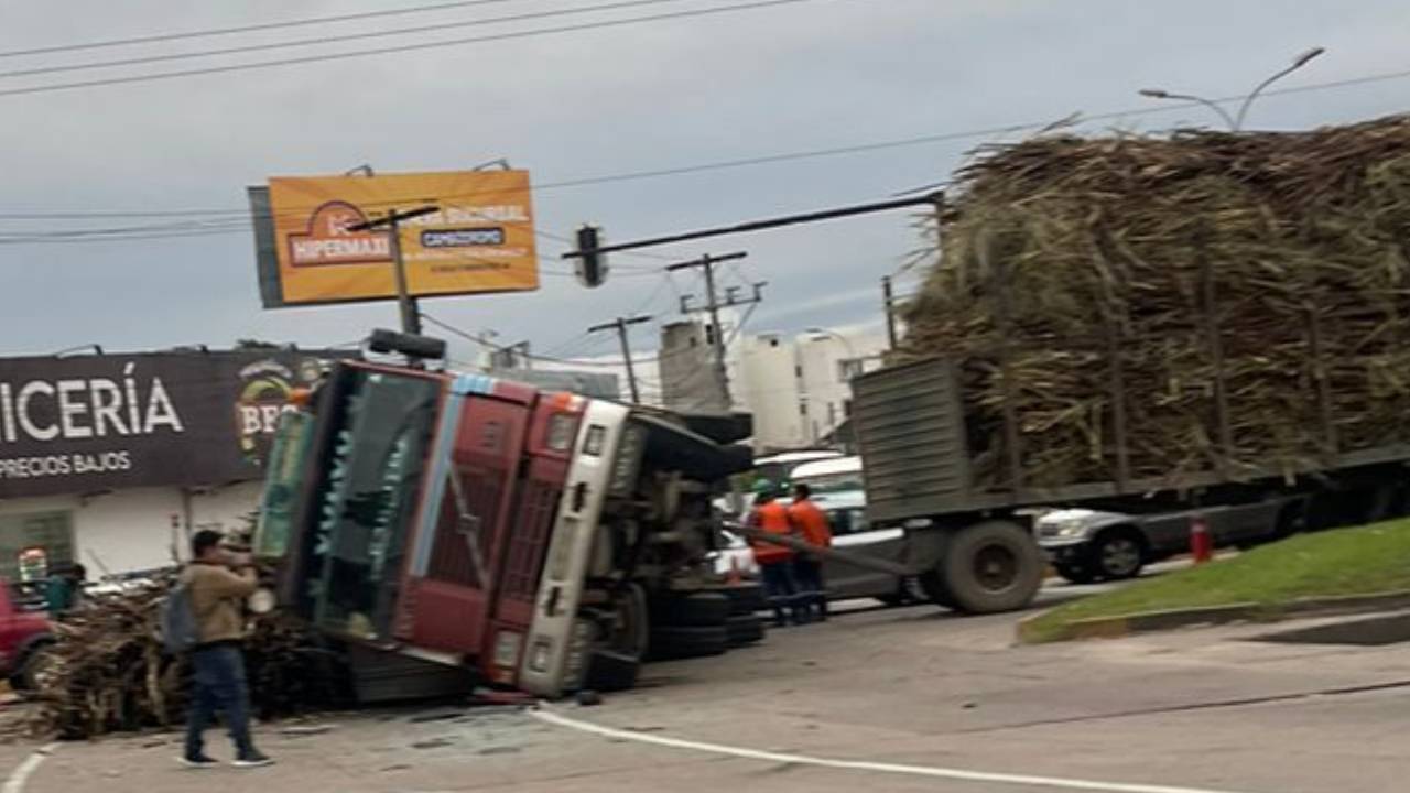 Aparatoso accidente de un camión de caña en la Av. Paragua 