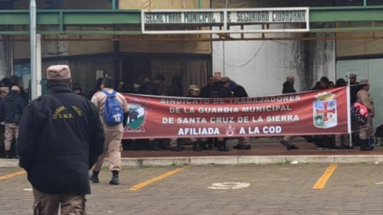Gendarmes realizan huelga de 48 horas en demanda del respeto a sus derechos laborales por parte de la Alcaldía cruceña