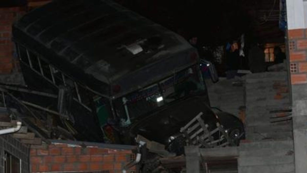 Un micro se estrelló y entró en una vivienda en Miraflores