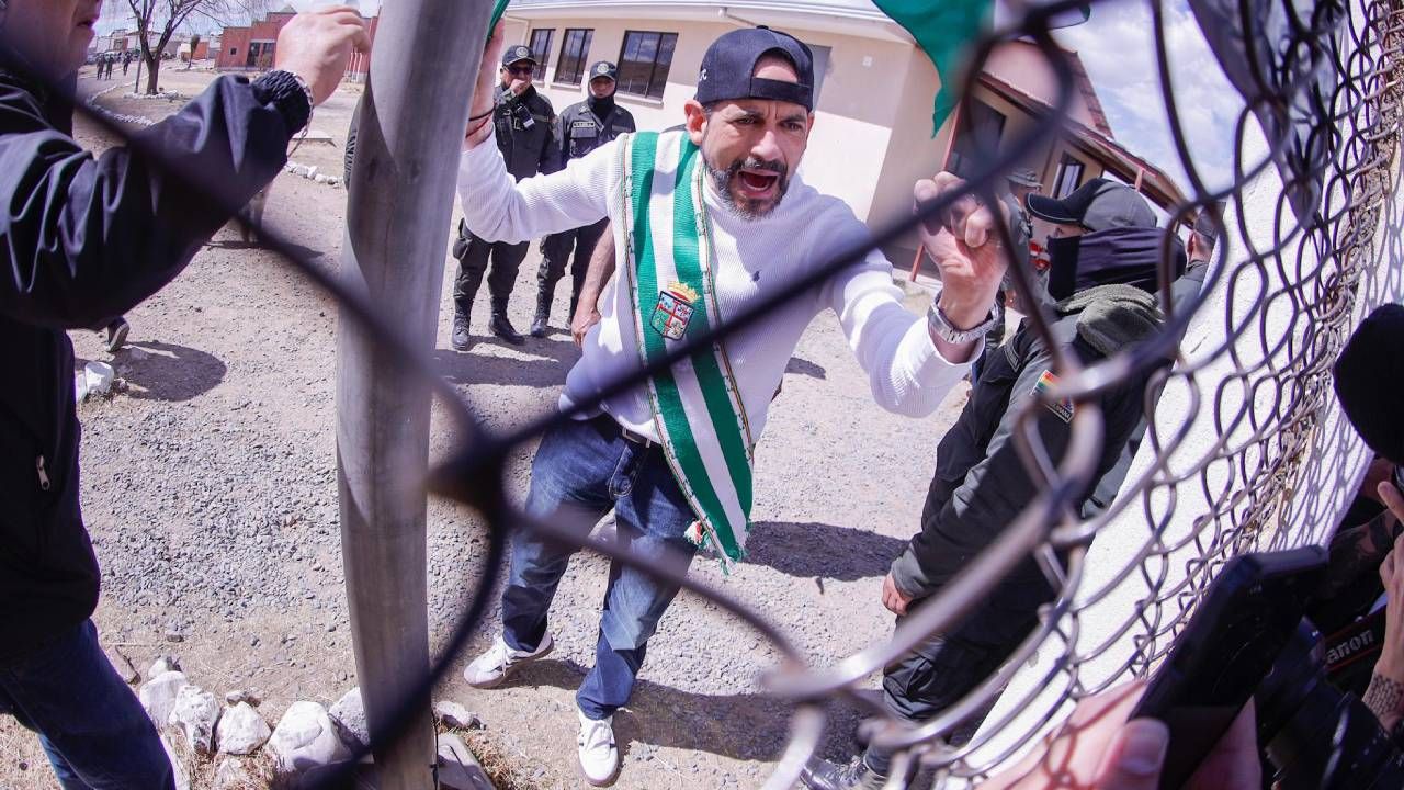 Camacho anuncia la publicación de su libro: “La traición detrás de los cobardes”