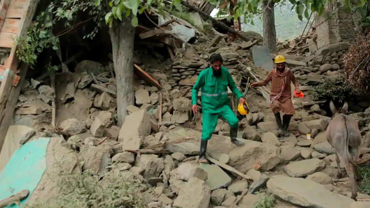Terremoto en Afganistán deja más de 800 muertos y miles de heridos