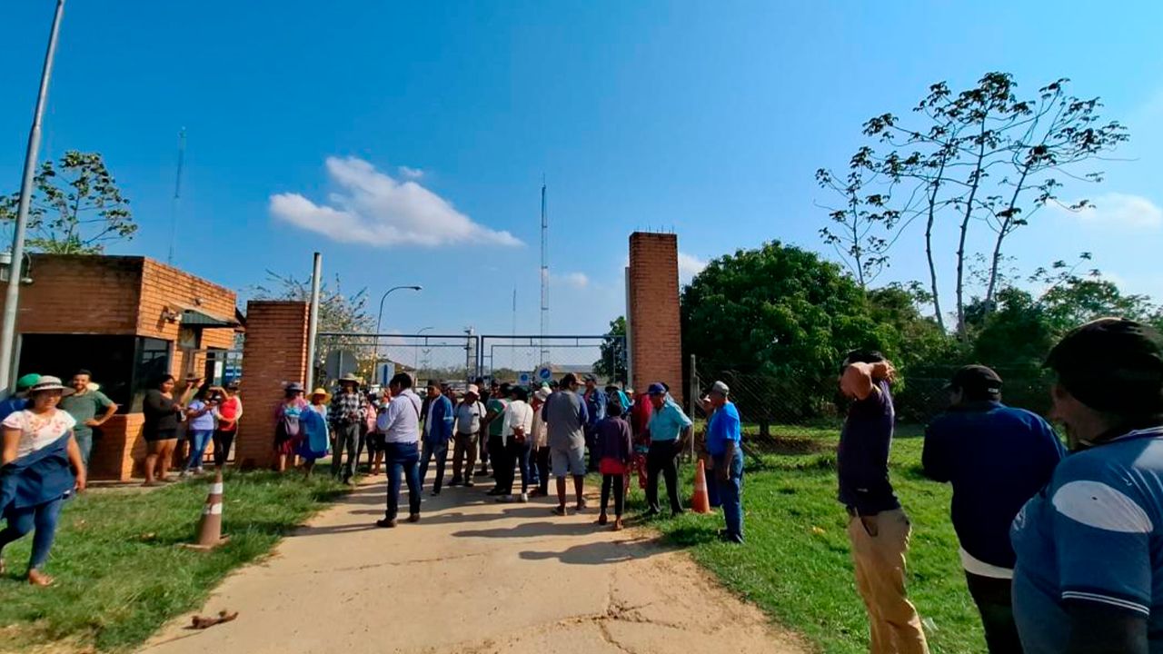 Yapacaní cumple su segundo día de protesta con toma de pozos petroleros