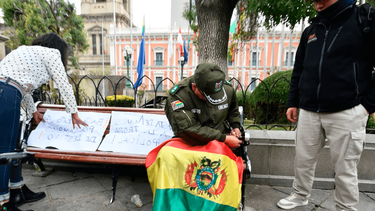 Funcionario policial denuncia corrupción y se encadena frente al Gobierno