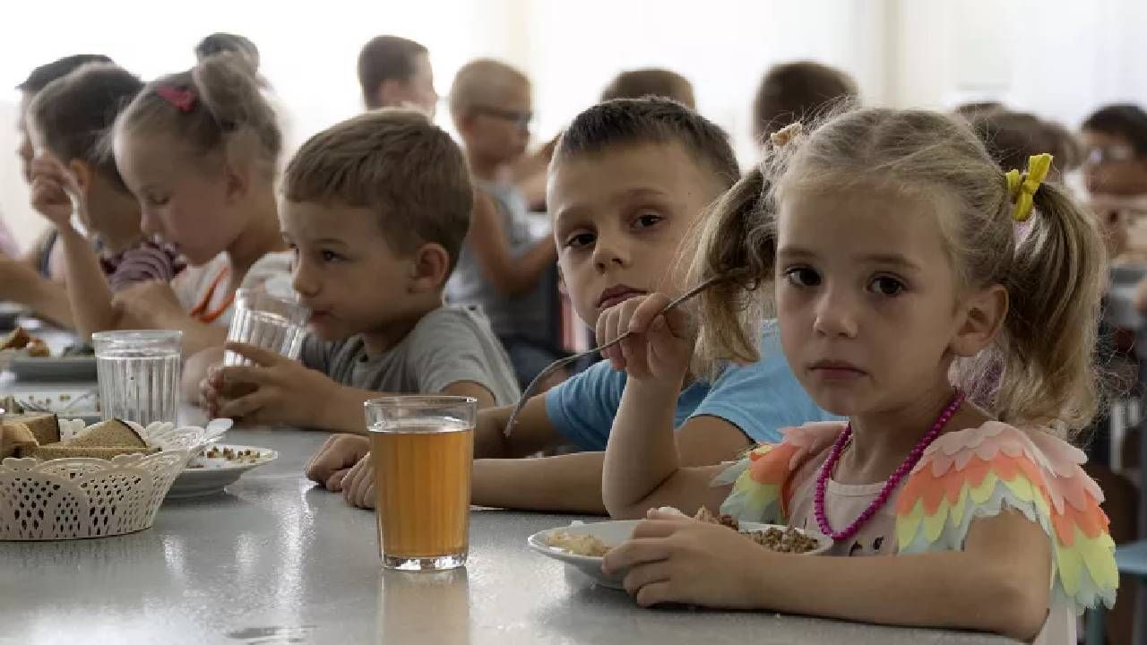 Reino Unido denuncia adoctrinamiento de 50.000 niños ucranianos en territorios ocupados por Rusia