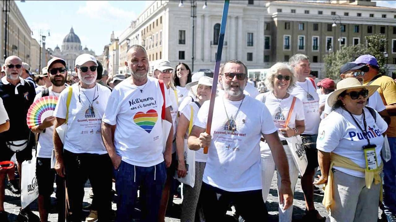 Más de mil personas marcharon en el primer viaje oficial de católicos LGBTQ+ al Vaticano