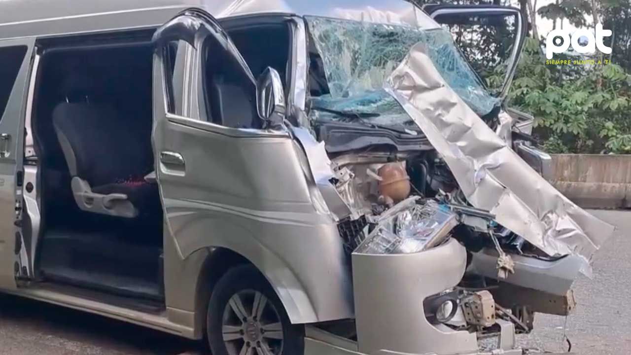 Minibús choca contra camión estacionado en la ruta nueva Cochabamba – Santa Cruz