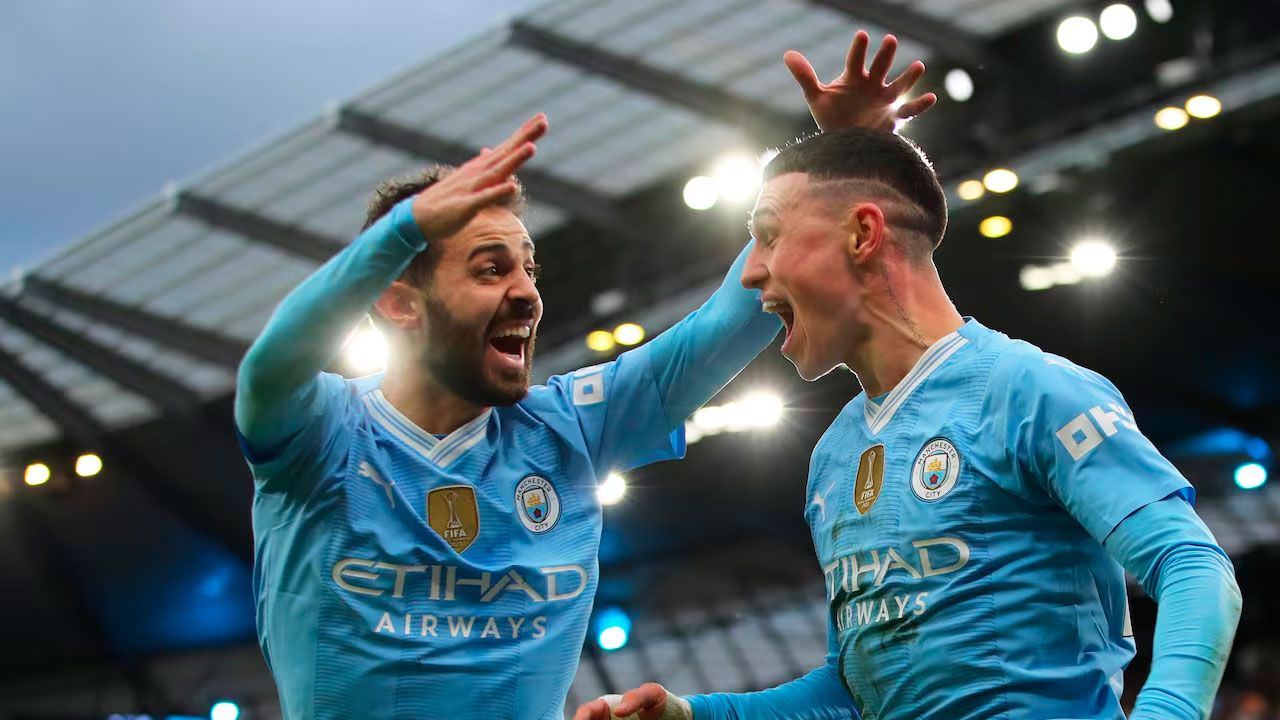 Manchester City golea al United y  reafirma su dominio en el clásico