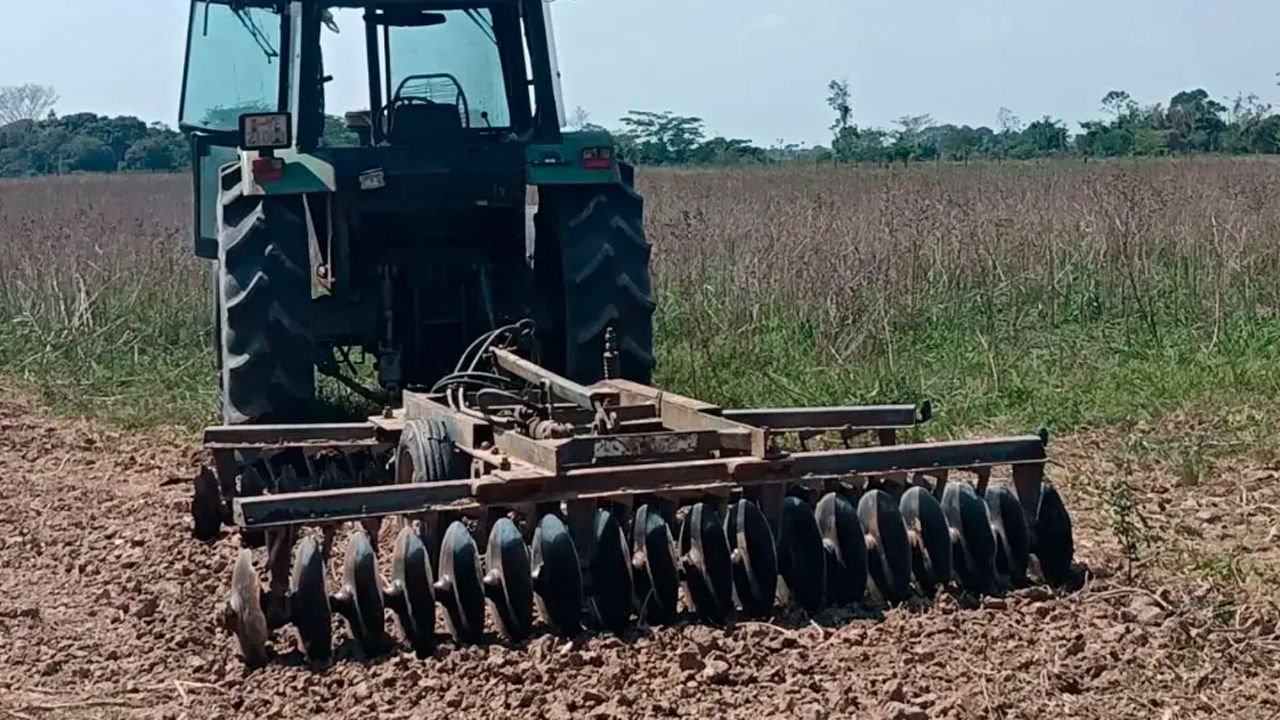 Productores cruceños paralizan maquinaria por falta de diésel