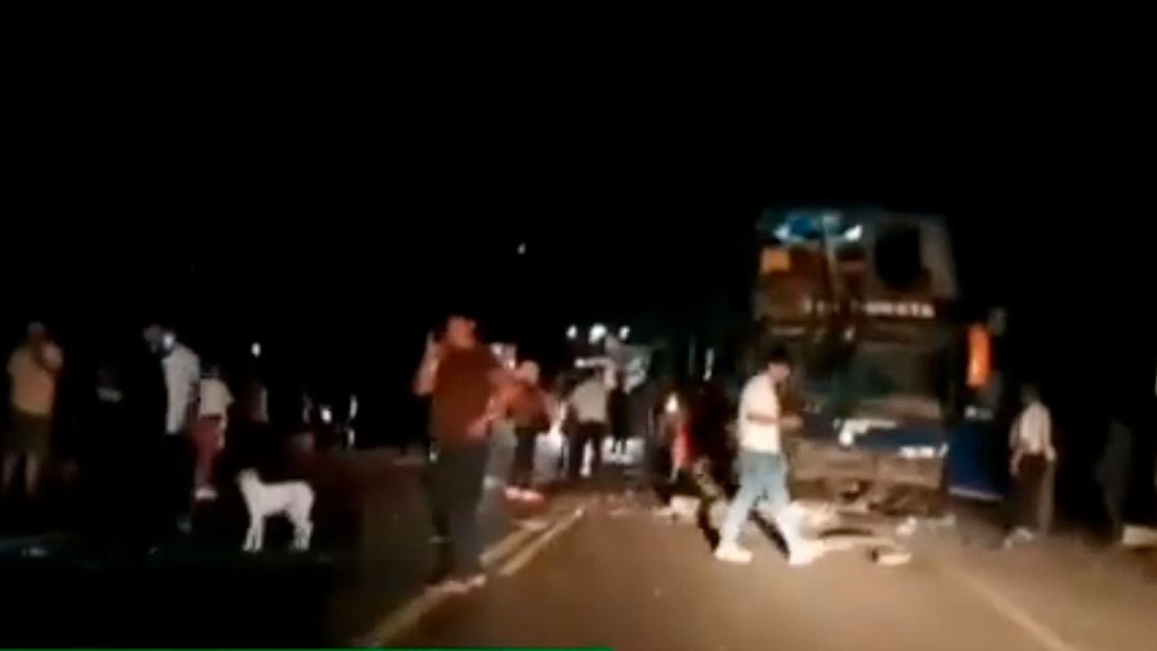 Violento choque entre dos buses deja 20 heridos en la ruta a Camiri