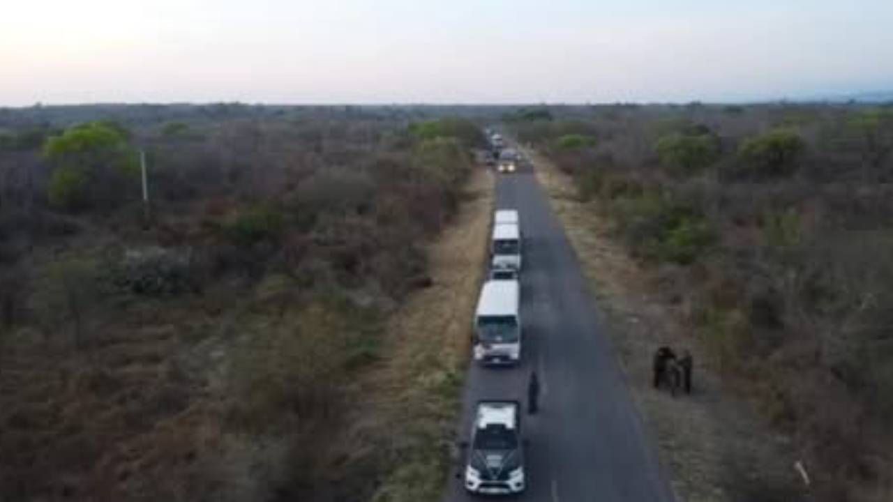 Trasladan a Santa Cruz seis camiones retenidos con mercadería de contrabando