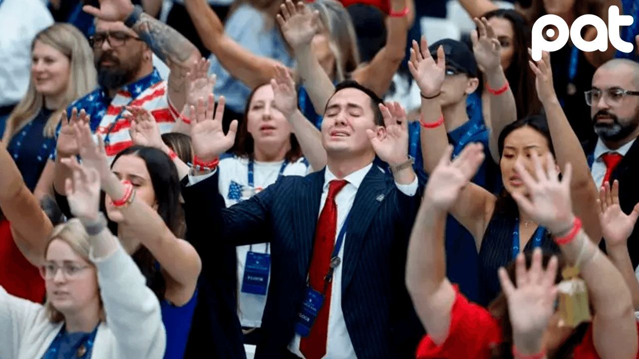 Conmemoración de Charlie Kirk reúne a figuras políticas y miles de personas en Arizona
