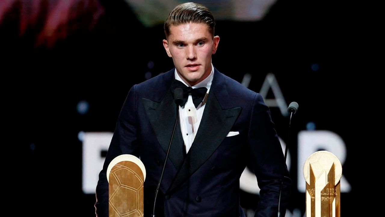 Viktor Gyokeres reciben el Trofeo  Gerd Müller en la gala del Balón de  Oro 2025