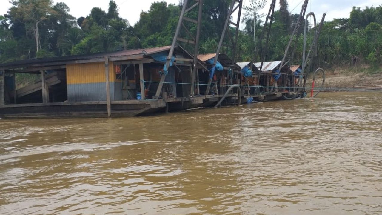 546 dragas extraen oro en el río Madre de Dios, el 50% opera ilegalmente