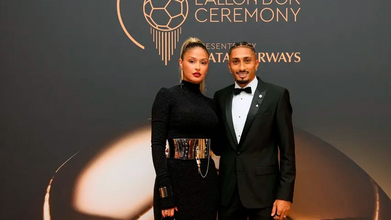 La esposa de Raphinha celebra su  quinto puesto en el Balón de Oro:  "No lo olvidarán"