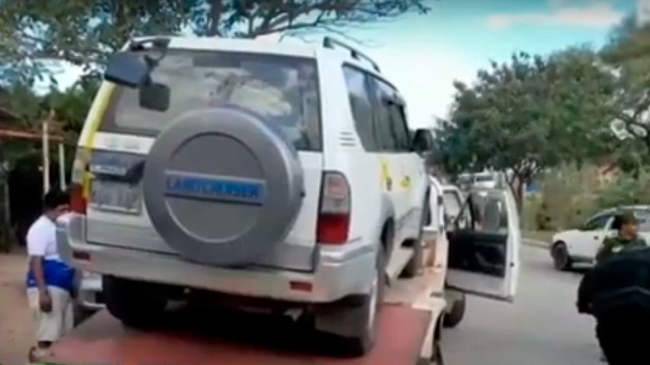 Agentes del Control Operativo Aduanero investigan presunto remarcado de una vagoneta 