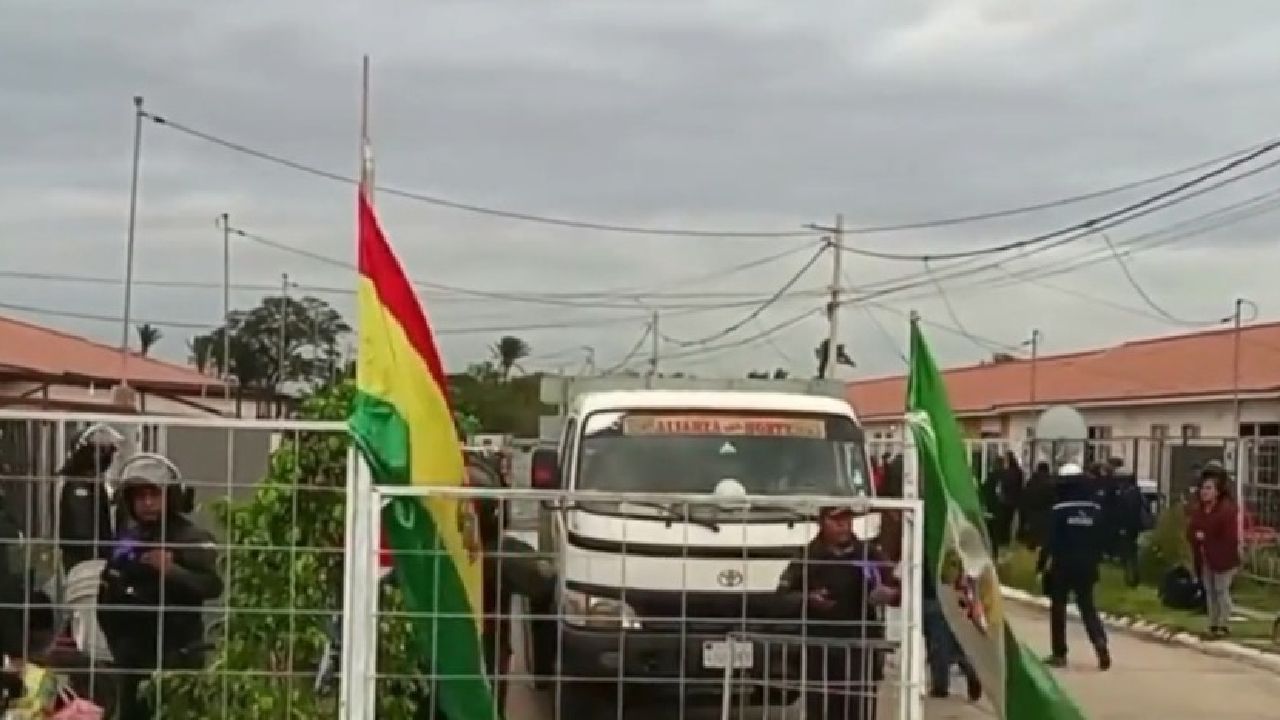 Desalojan a 360 familias que avasallaron viviendas del Estado en Warnes