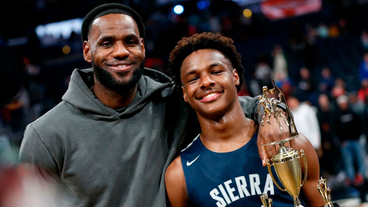 Bronny James, hijo de LeBron James, hospitalizado tras un paro cardíaco 