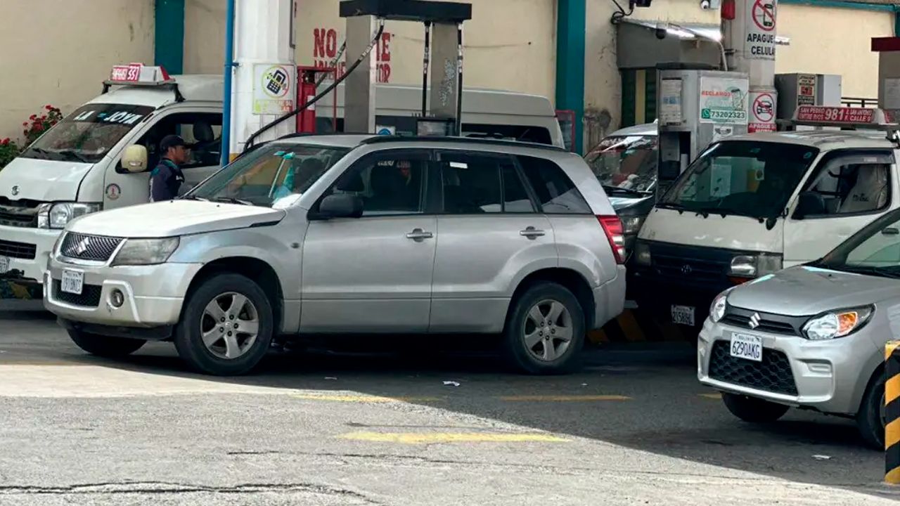 YPFB y el Ministerio de Economía se contradicen por gestión de dólares para importar combustible