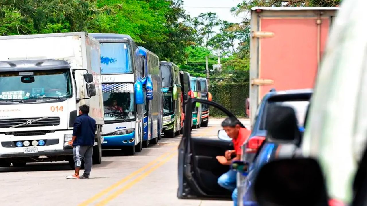 9 de cada 10 camiones en Santa Cruz están parados por falta de combustible