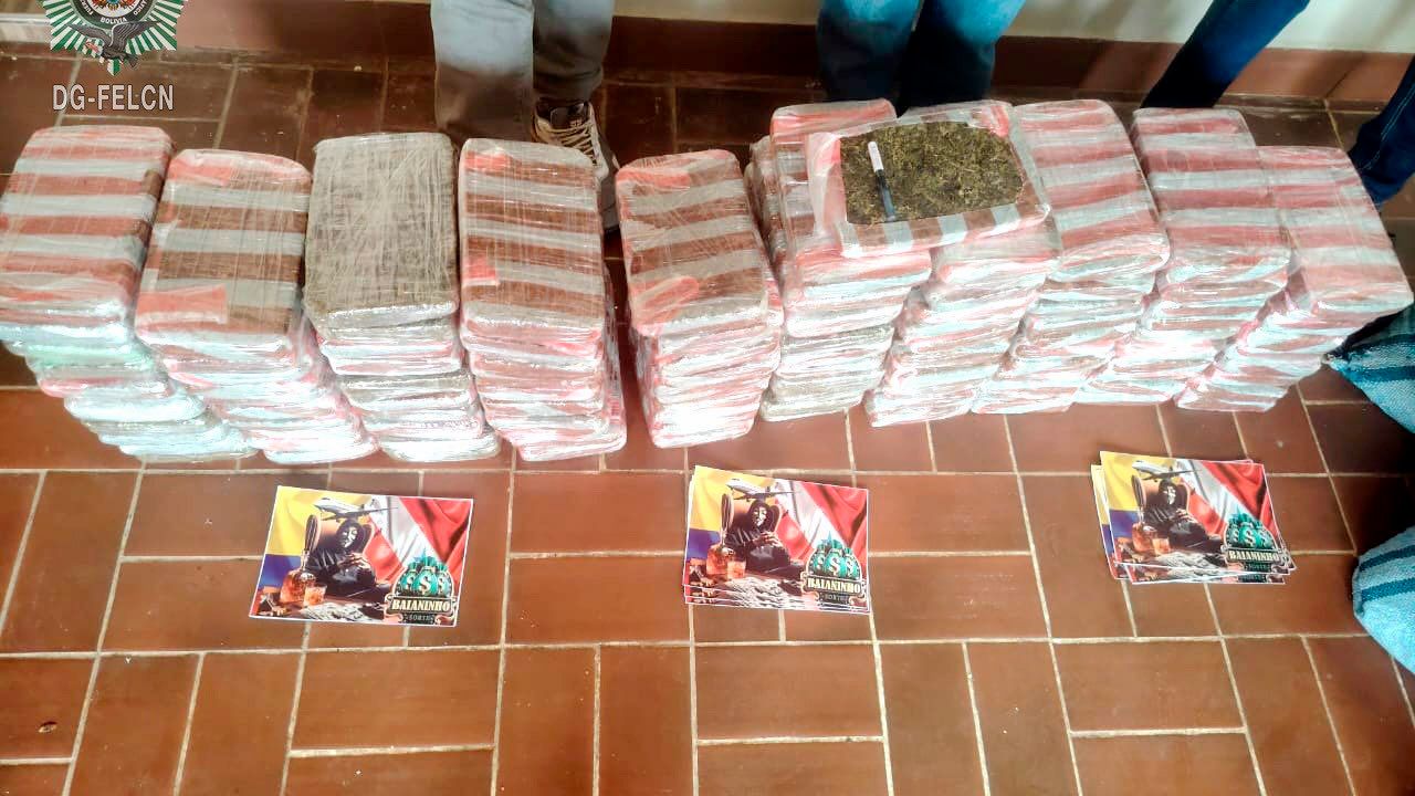 FELCN incauta más de 100 paquetes de droga en Quillacollo y aprehende a tres personas