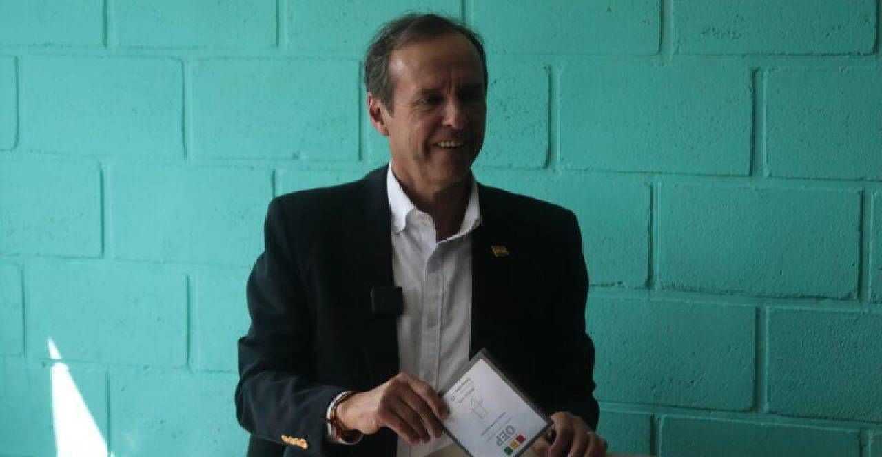 Jorge “Tuto” Quiroga emite su voto en La Paz