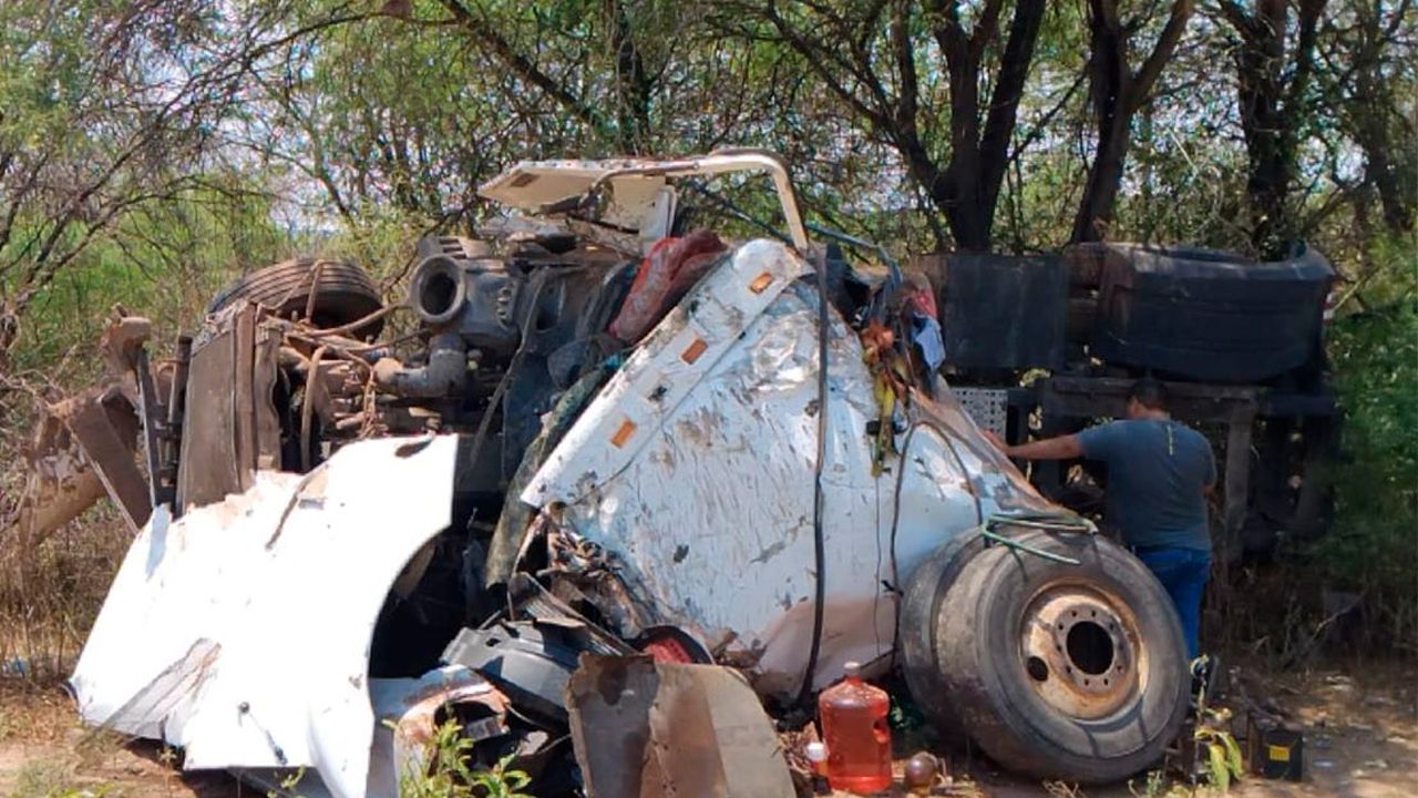Conductor muere tras despiste de cisterna que transportaba diésel hacia Santa Cruz