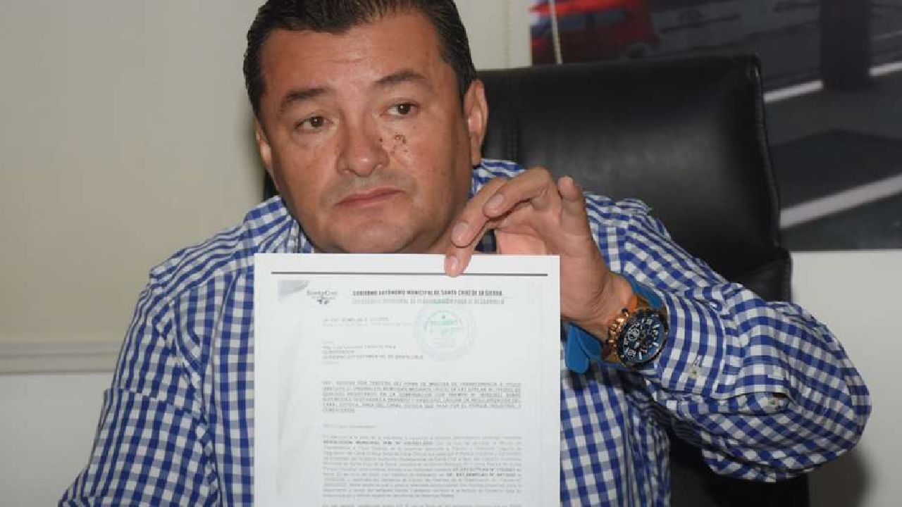 Jhonny vuelve a pedir licencia y cinco concejales van a EEUU