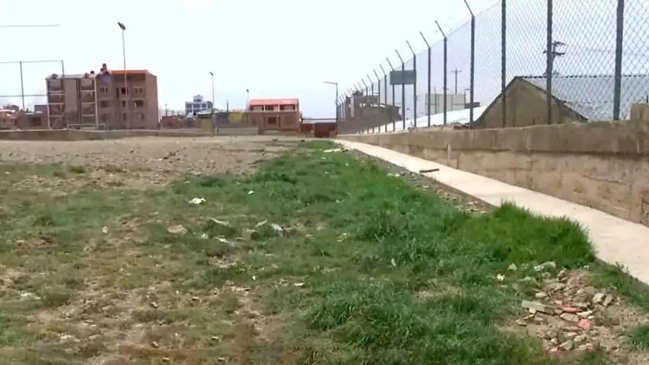 Vecinos hallan el cuerpo de una mujer en una cancha de El Alto