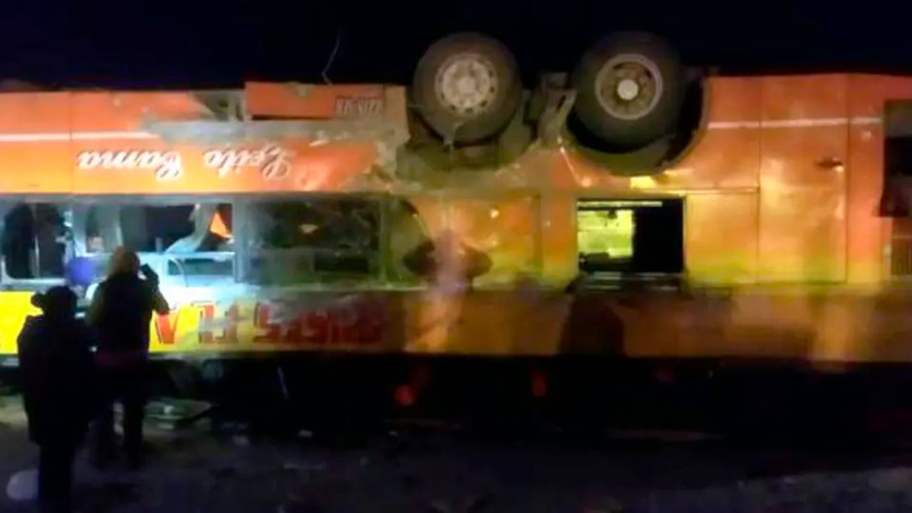 Vuelco de bus deja una menor fallecida y 45 heridos