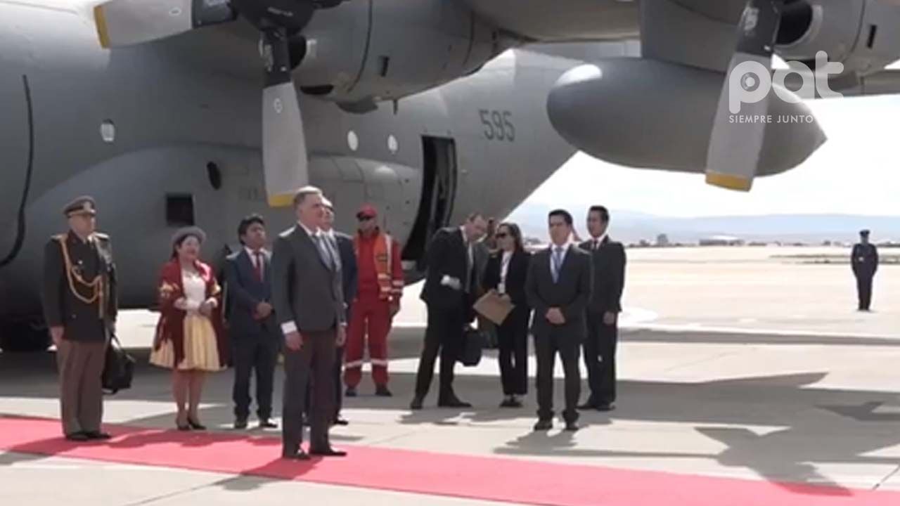 El presidente de Uruguay, Yamandú Orsi, llega a Bolivia para la posesión de Rodrigo Paz