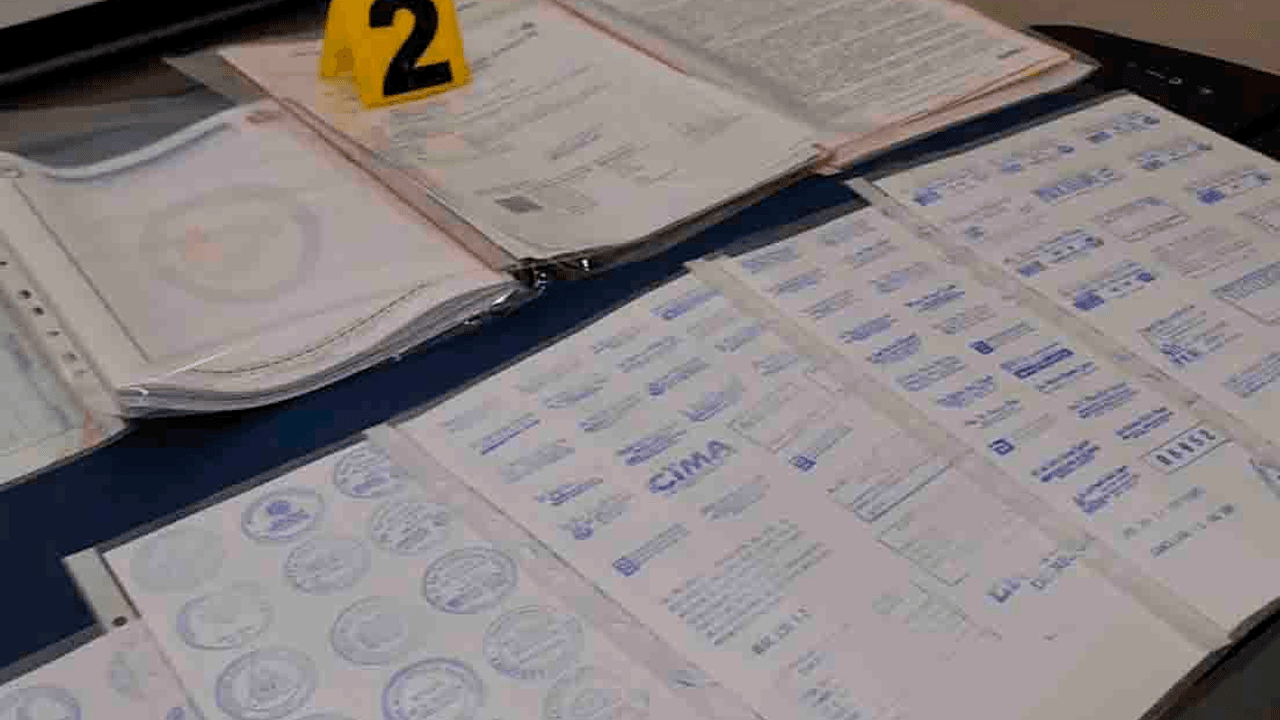 Desmantelan en Oruro una red que falsificaba folios reales y documentos oficiales
