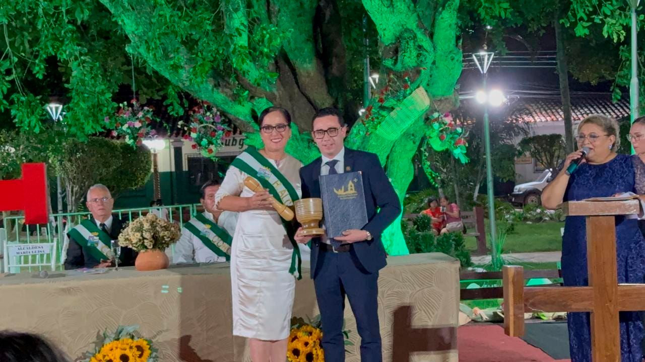 Portachuelo entrega reconocimiento al Fiscal General en su aniversario 255