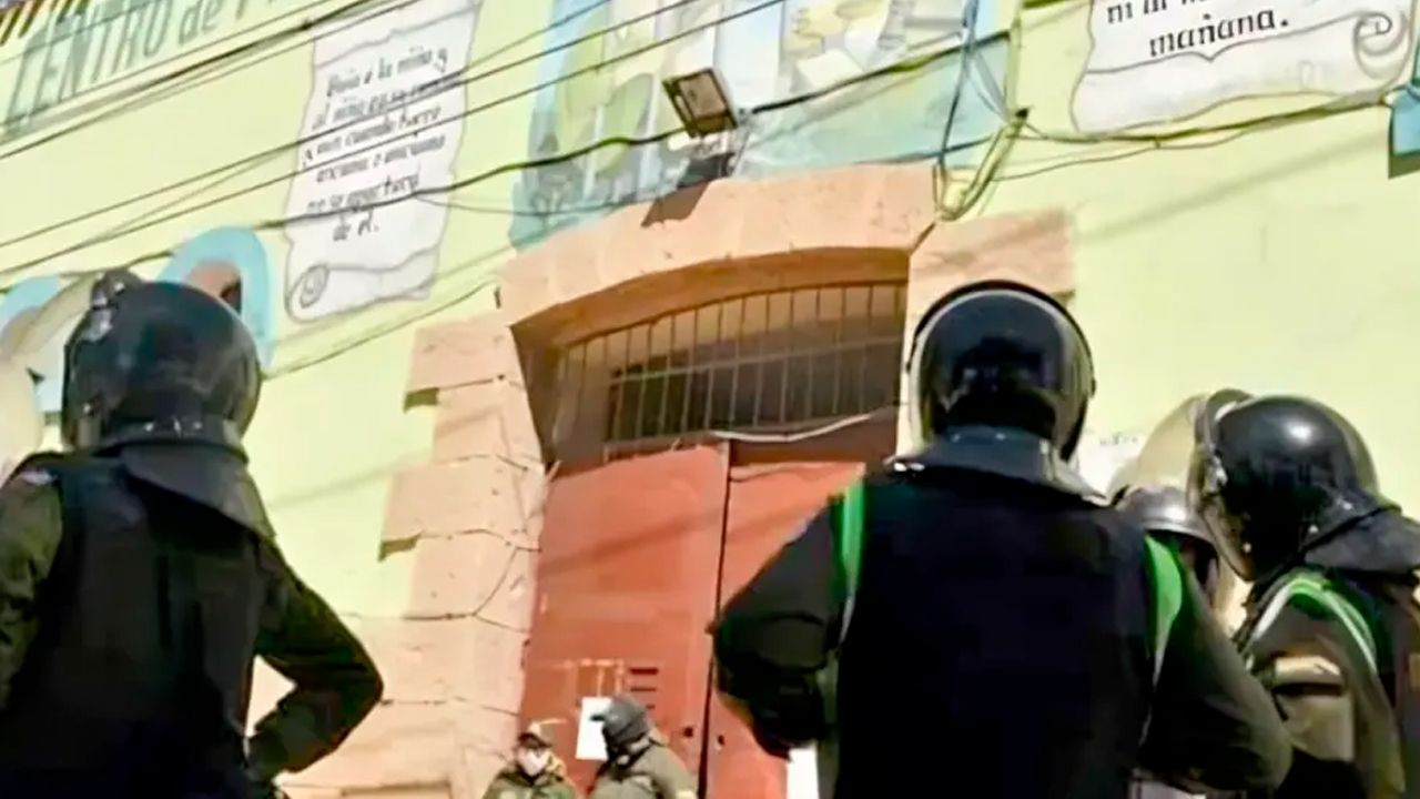 Policía es acusado de intentar ingresar somníferos celulares a una cárcel de Oruro