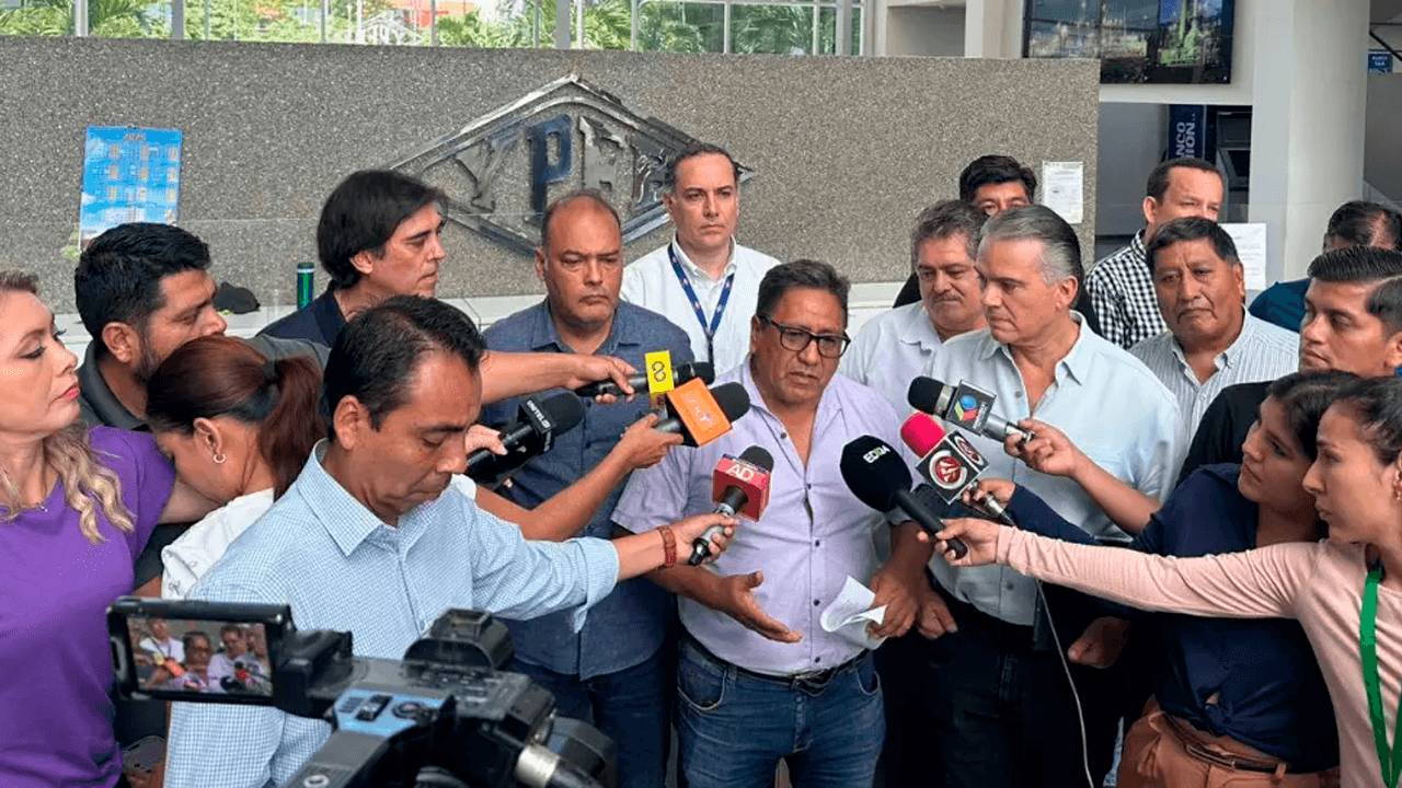  “Tenemos que ponerle el hombro al país”: Gobierno acuerda con el transporte pesado de Santa Cruz