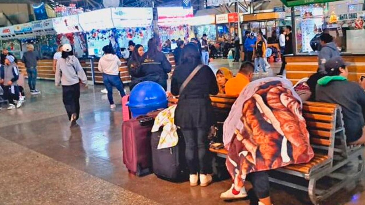 Suspenden salidas de buses desde la terminal por bloqueos en Cochabamba
