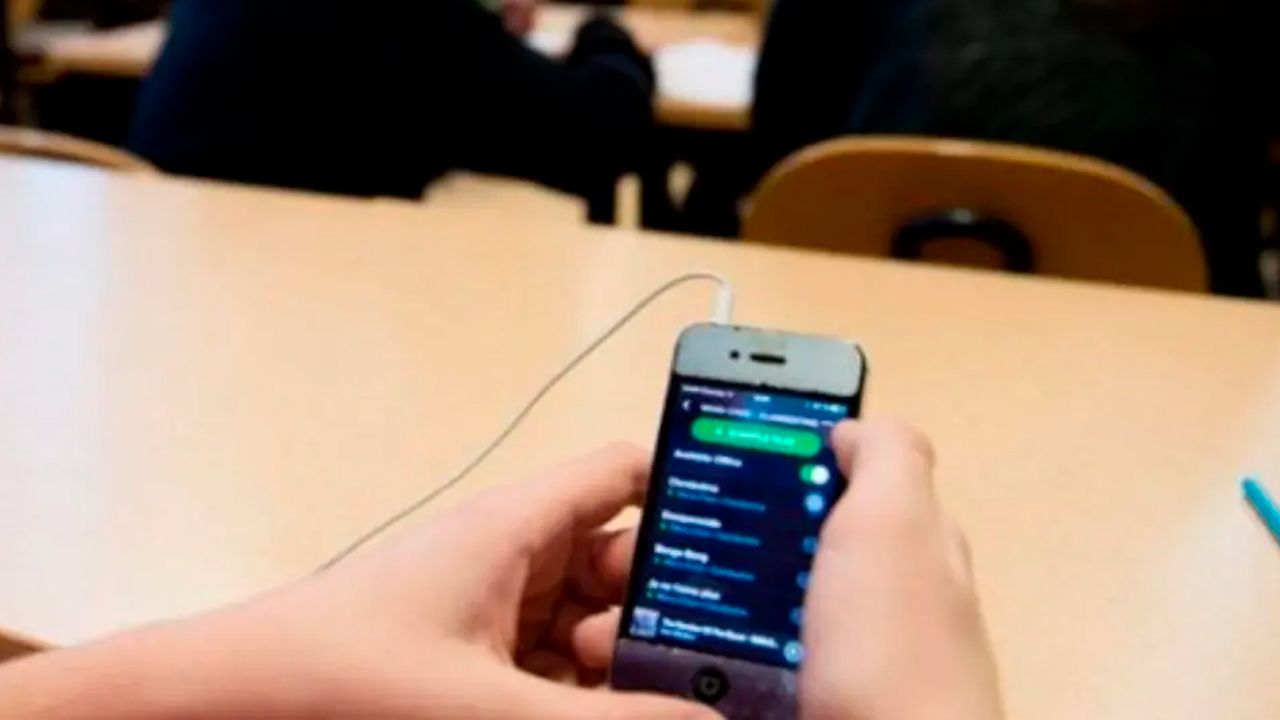Educación prohíbe celulares en aulas en 2026