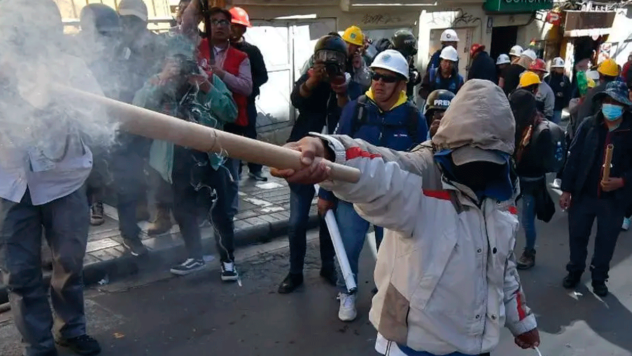 Policía dispersa a marchistas de la COB con gases tras lanzamiento de explosivos en La Paz