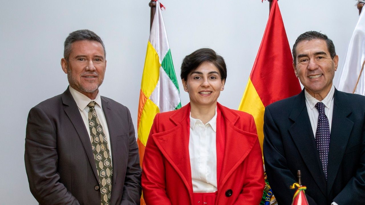 Fernando Romero posesiona a Ana Marietta Colanzi como directora de Fonabosque