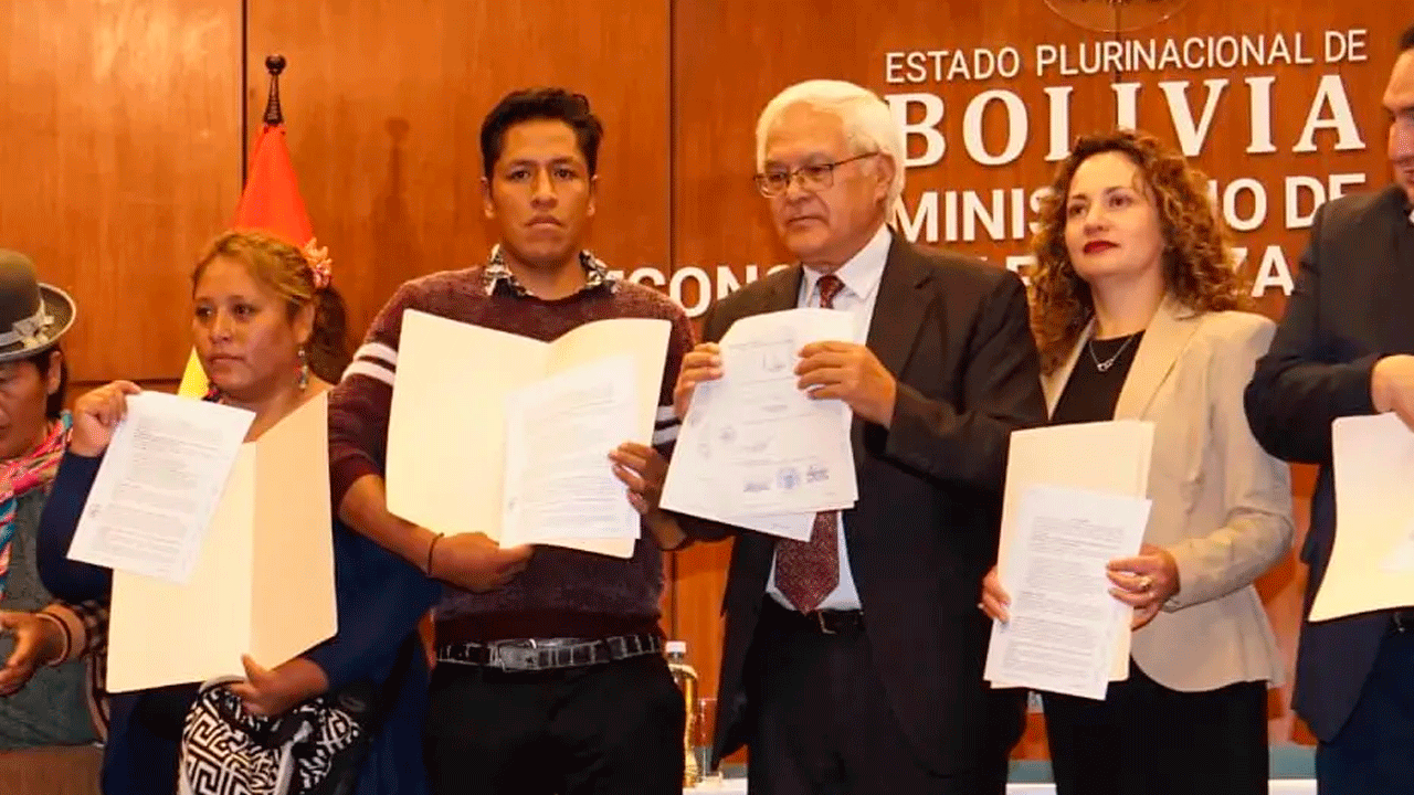 Gobierno firma acuerdo de cuatro puntos para aplicar diferimiento de créditos