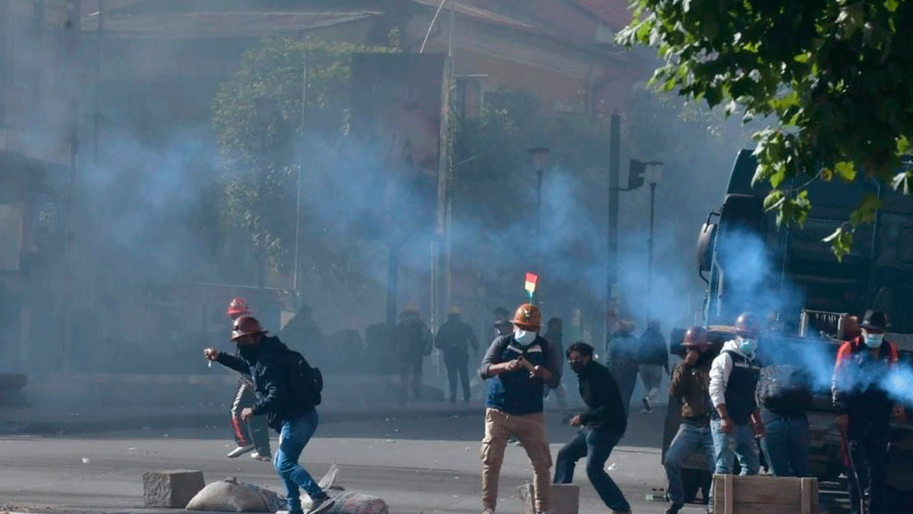 Un herido y un arrestado tras explosiones durante marcha de la COB en La Paz