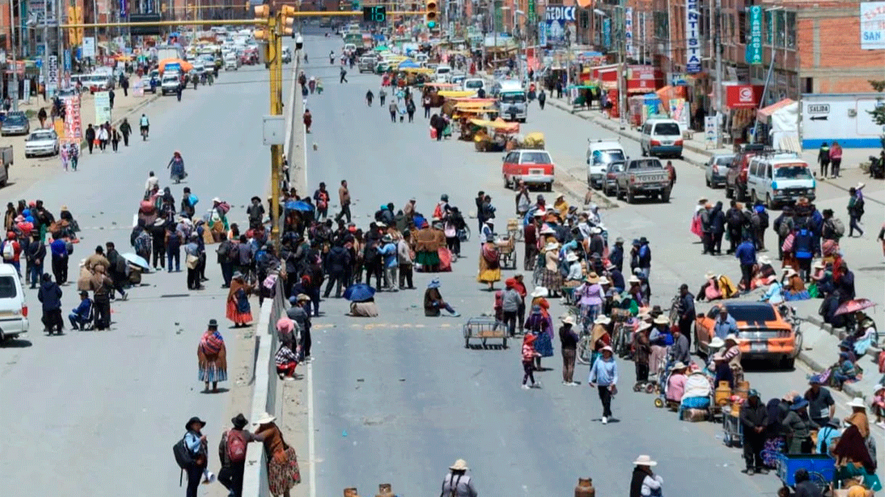 ABC reporta seis bloqueos en carreteras de La Paz y Pando por conflictos sociales