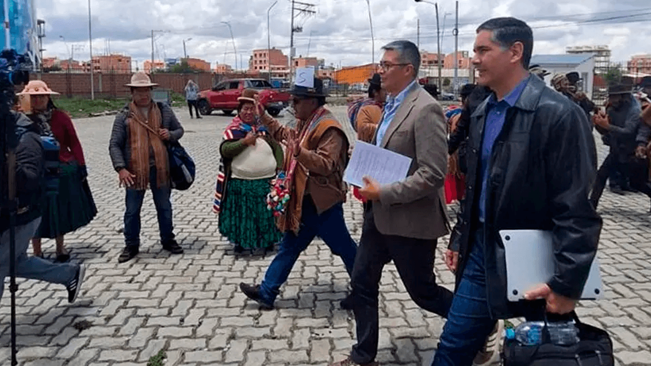 Ministros llegan a El Alto para reinstalar el diálogo con la COB