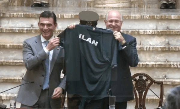 Presidente entrega camiseta de la selección boliviana al titular del BID tras reunión oficial