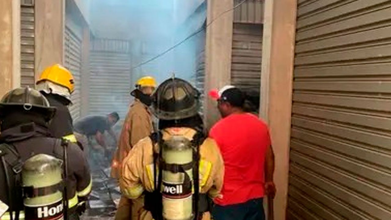 Incendio en la Feria Barrio Lindo genera alarma entre comerciantes de Santa Cruz