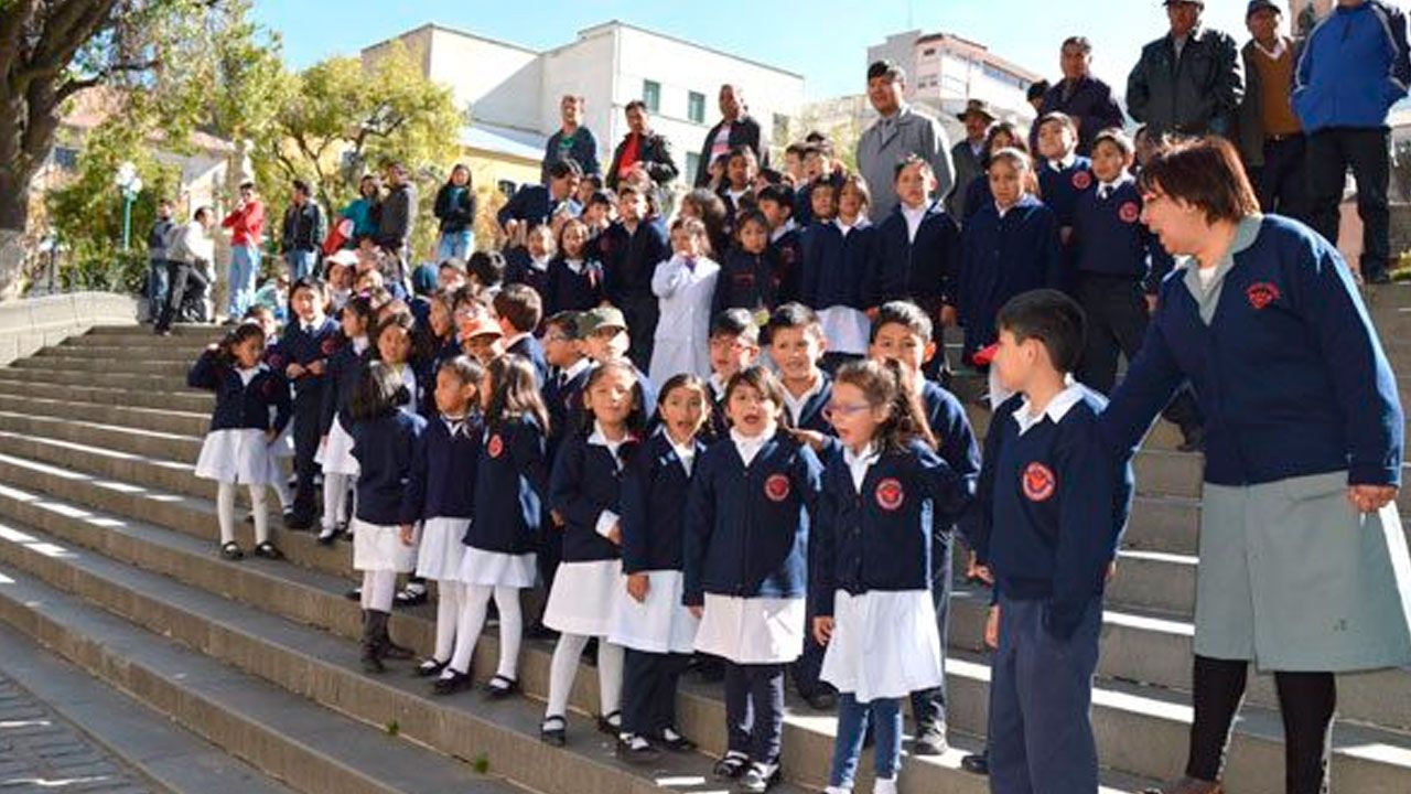 Fin al monopolio escolar: Educación aclara que uniformes no obligan a comprar en un solo lugar