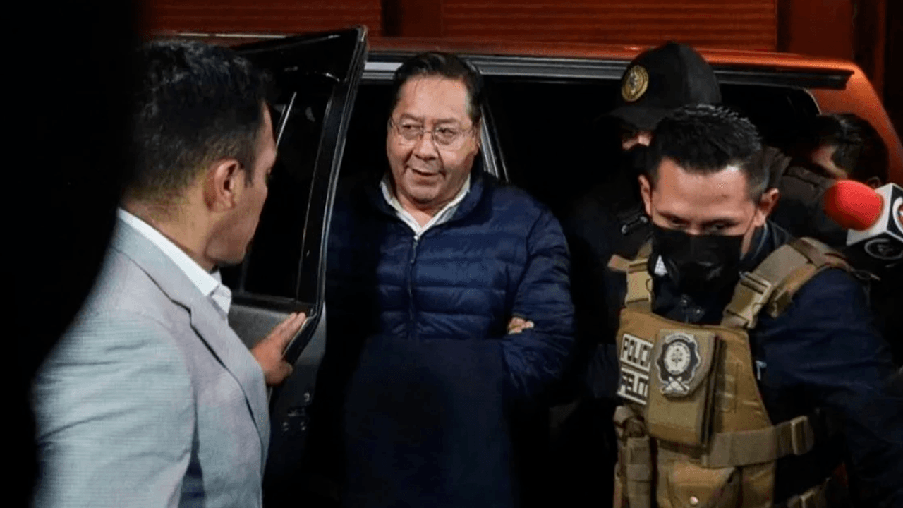 Regalos, custodias e ironías marcan los primeros días de Luis Arce en el penal de San Pedro